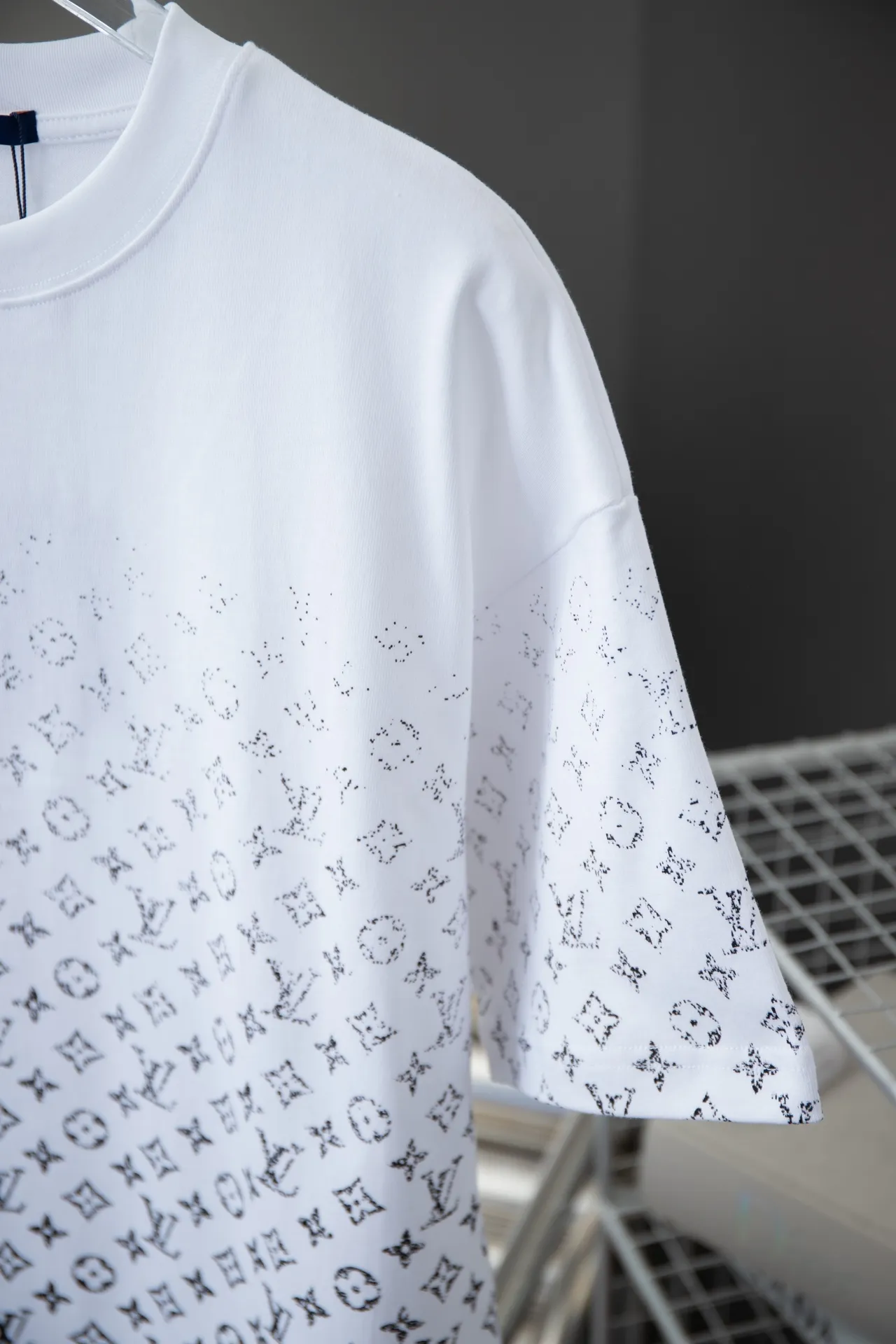 🅿️180 High-quality Lv 2025 early spring new style, MONOGRAM presbyopic gradient short-sleeved T-shirt, which uses digital printing technology to render pixel light and shadow for the Monogram gradient pattern. Its silk-screen texture and knitting effect complement each other, and the logo hardware is customized on the side. Synchronized with the official website, pure cotton fabrics at the counter! Comfortable against the skin, durable and easy to wear, meticulous original craftsmanship, custom-made 260g vat-dyed fabric, very comfortable to the touch, latest brick cabinet synchronization, OS off-shoulder version, fashionable and individual, super versatile and good-looking, very suitable for both men and women, must-have style, hang tag, collar label, washed wheat, complete with three labels S M L XL